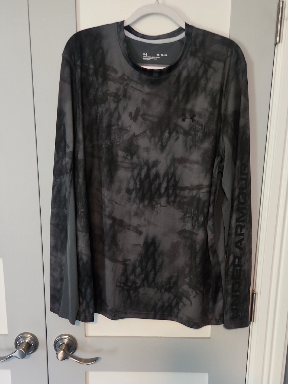 Under Armour Men's Dark Gray/Black Long Sleeve Performance Top, size XL.